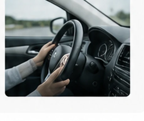 ハンドルを握り安全運転を心がけるドライバー